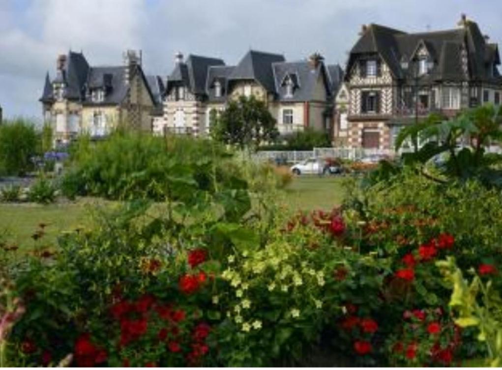Cosy Appartement Dans Une Villa Avec Piscine, Proche Du Centre Et De La Mer Cabourg Zewnętrze zdjęcie